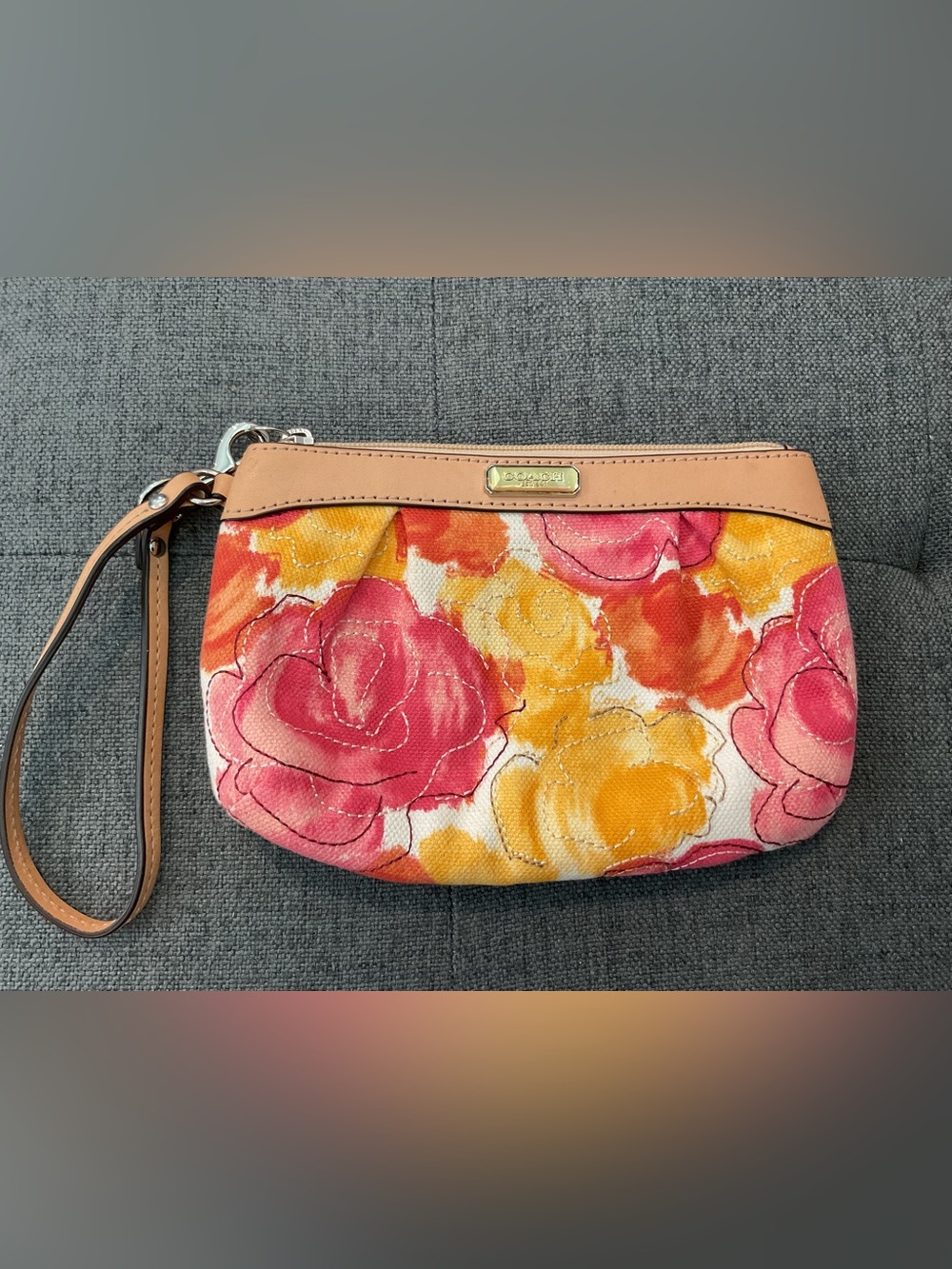 COACH Ashley Vintage Pleated Floral Canvas Wristlet Tan Leather Trim - EUC - Picture 3 of 11